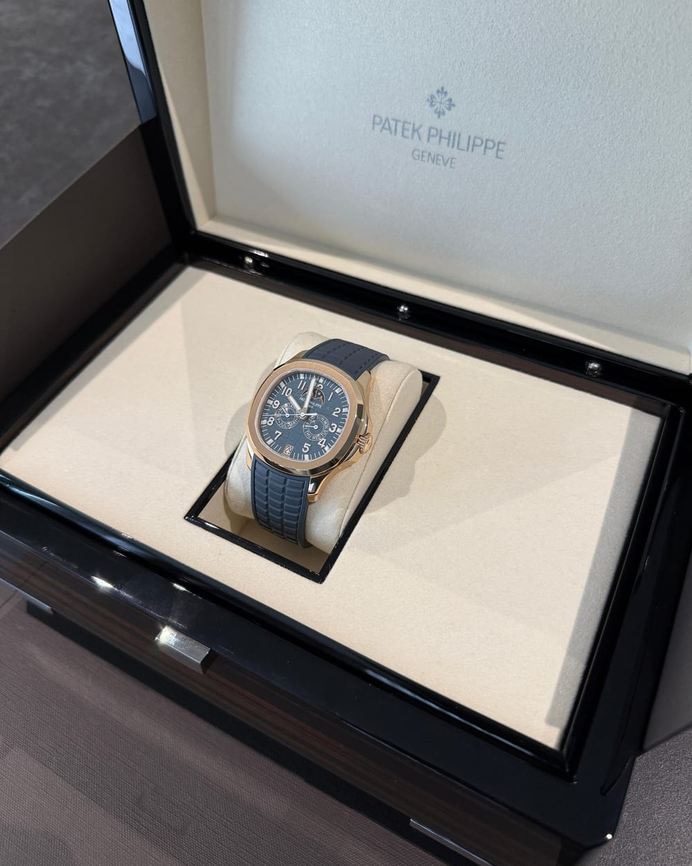 Patek Philippe Aquanaut restaurée à l'atelier — Or rose ravivé, contraste satiné / poli net, montre prête à être portée ou transmise.