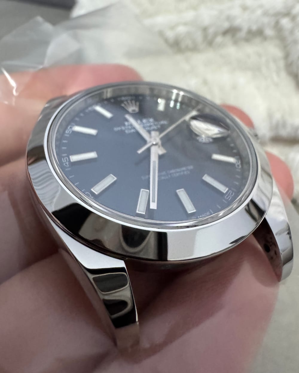 Rolex Datejust restaurée à l'atelier — Poli miroir restitué, géométrie du boîtier intacte, éclat d'origine retrouvé.